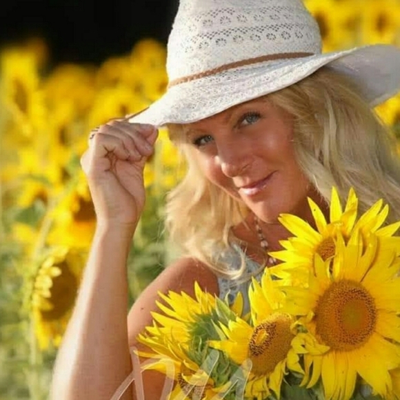 LIVE Show Listing - Picture 4 of 10